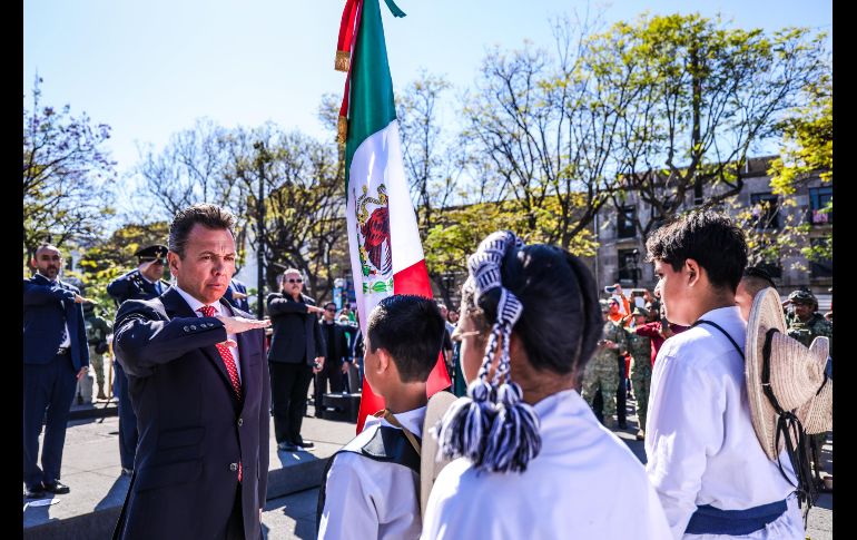 El gobernador de Jalisco, Pablo Lemus, encabezó la ceremonia por el Día de la Bandera de México, en evento realizado en la Plaza Liberación, en el centro de Guadalajara. EL INFORMADOR / A. Navarro