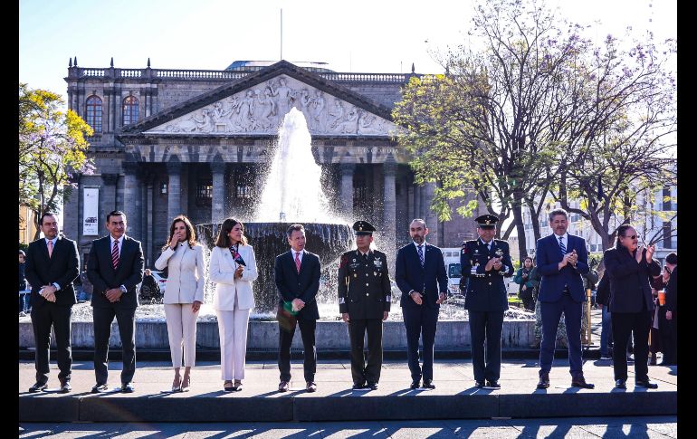 El gobernador de Jalisco, Pablo Lemus, encabezó la ceremonia por el Día de la Bandera de México, en evento realizado en la Plaza Liberación, en el centro de Guadalajara. EL INFORMADOR / A. Navarro