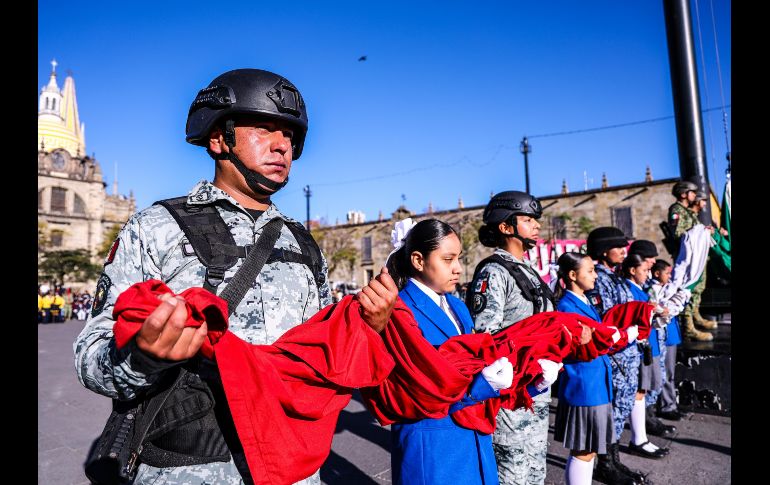 El gobernador de Jalisco, Pablo Lemus, encabezó la ceremonia por el Día de la Bandera de México, en evento realizado en la Plaza Liberación, en el centro de Guadalajara. EL INFORMADOR / A. Navarro