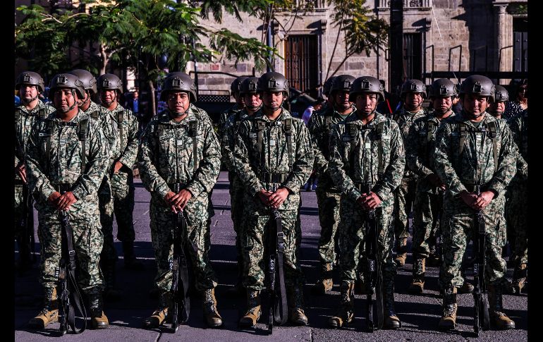 El gobernador de Jalisco, Pablo Lemus, encabezó la ceremonia por el Día de la Bandera de México, en evento realizado en la Plaza Liberación, en el centro de Guadalajara. EL INFORMADOR / A. Navarro