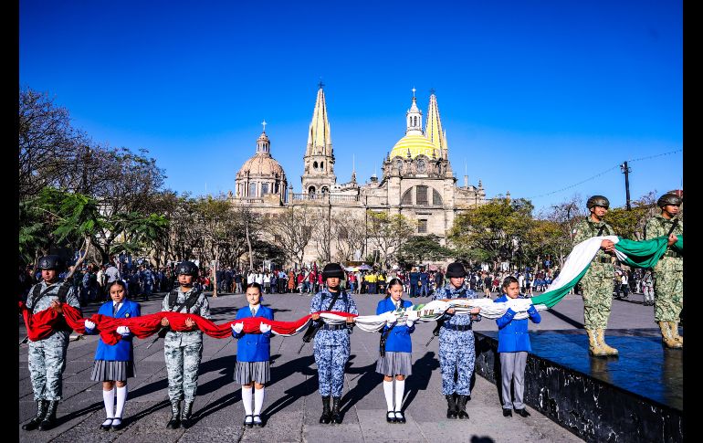 El gobernador de Jalisco, Pablo Lemus, encabezó la ceremonia por el Día de la Bandera de México, en evento realizado en la Plaza Liberación, en el centro de Guadalajara. EL INFORMADOR / A. Navarro