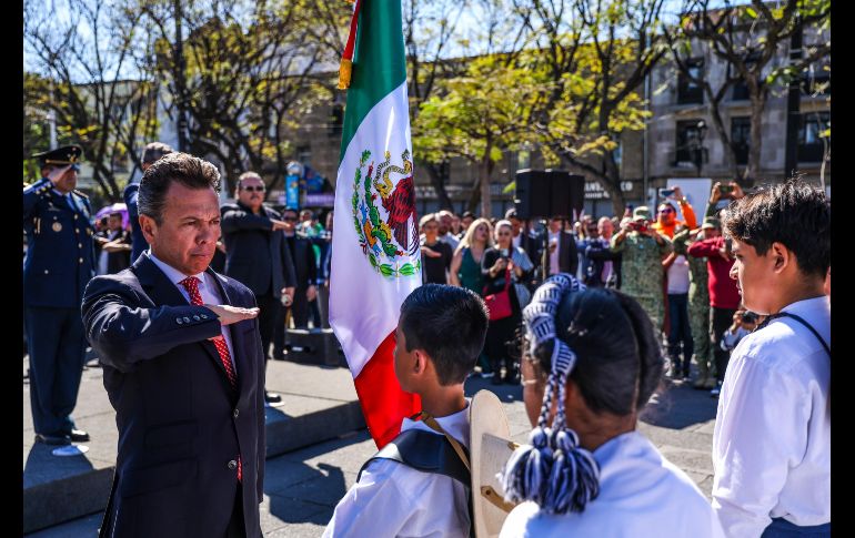 El gobernador de Jalisco, Pablo Lemus, encabezó la ceremonia por el Día de la Bandera de México, en evento realizado en la Plaza Liberación, en el centro de Guadalajara. EL INFORMADOR / A. Navarro