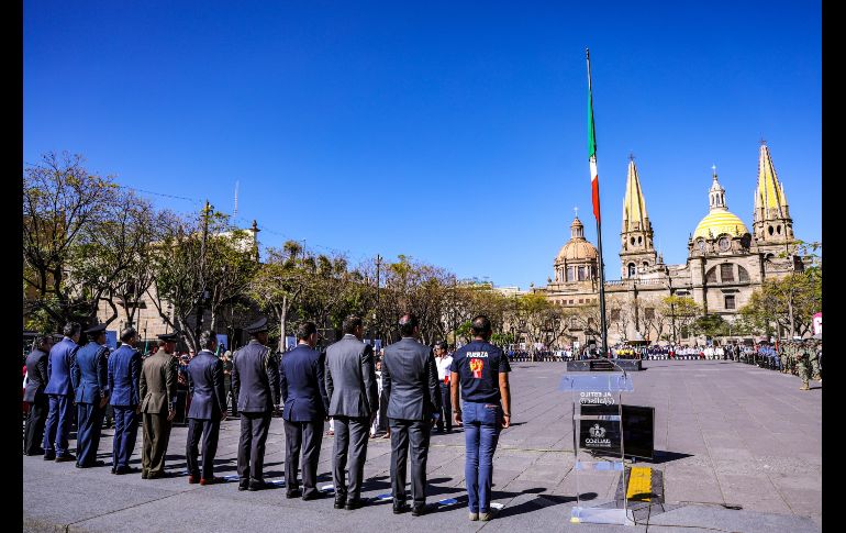 El gobernador de Jalisco, Pablo Lemus, encabezó la ceremonia por el Día de la Bandera de México, en evento realizado en la Plaza Liberación, en el centro de Guadalajara. EL INFORMADOR / A. Navarro