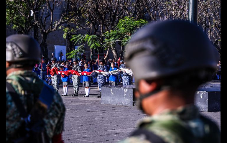 El gobernador de Jalisco, Pablo Lemus, encabezó la ceremonia por el Día de la Bandera de México, en evento realizado en la Plaza Liberación, en el centro de Guadalajara. EL INFORMADOR / A. Navarro