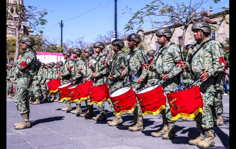 El gobernador de Jalisco, Pablo Lemus, encabezó la ceremonia por el Día de la Bandera de México, en evento realizado en la Plaza Liberación, en el centro de Guadalajara. EL INFORMADOR / A. Navarro