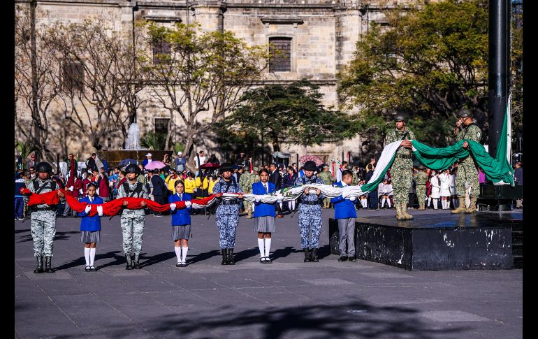El gobernador de Jalisco, Pablo Lemus, encabezó la ceremonia por el Día de la Bandera de México, en evento realizado en la Plaza Liberación, en el centro de Guadalajara. EL INFORMADOR / A. Navarro