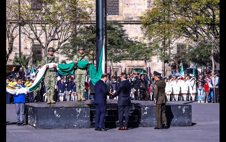 El gobernador de Jalisco, Pablo Lemus, encabezó la ceremonia por el Día de la Bandera de México, en evento realizado en la Plaza Liberación, en el centro de Guadalajara. EL INFORMADOR / A. Navarro