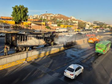 Personal de bomberos y elementos de la Policía Vial auxiliaron en las labores de auxilio mientras arribaba personal de las aseguradoras. ESPECIAL.