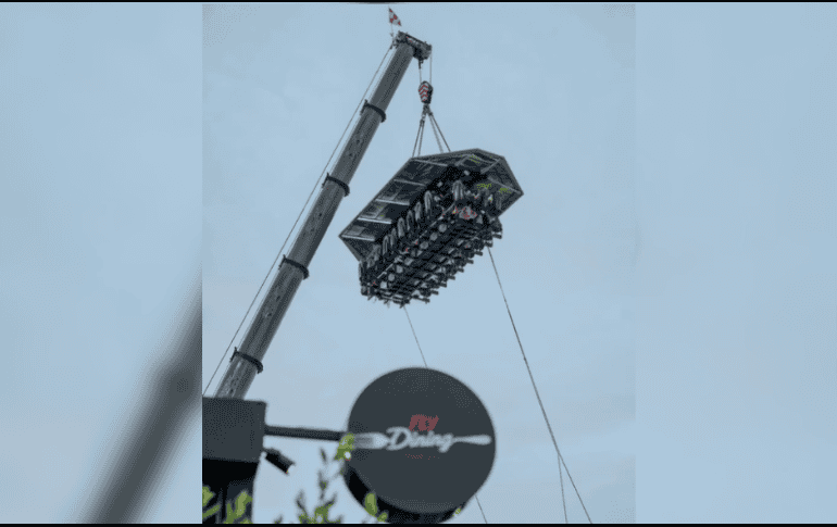 El propietario de este lujoso restaurante, Scott Zuckerman, explicó que la estructura fue descendida al suelo de inmediato para prevenir mayores riesgos. ESPECIAL/ INSTAGRAM/flydiningpr.