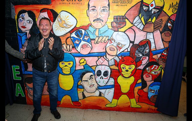 La obra, realizada por el artista gráfico David Eusebio, muestra al intérprete acompañado de figuras emblemáticas de la lucha libre como Atlantis, Místico y KeMonito. EL INFORMADOR / H. Figueroa