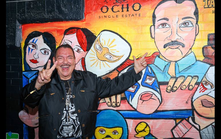 La obra, realizada por el artista gráfico David Eusebio, muestra al intérprete acompañado de figuras emblemáticas de la lucha libre como Atlantis, Místico y KeMonito. EL INFORMADOR / H. Figueroa