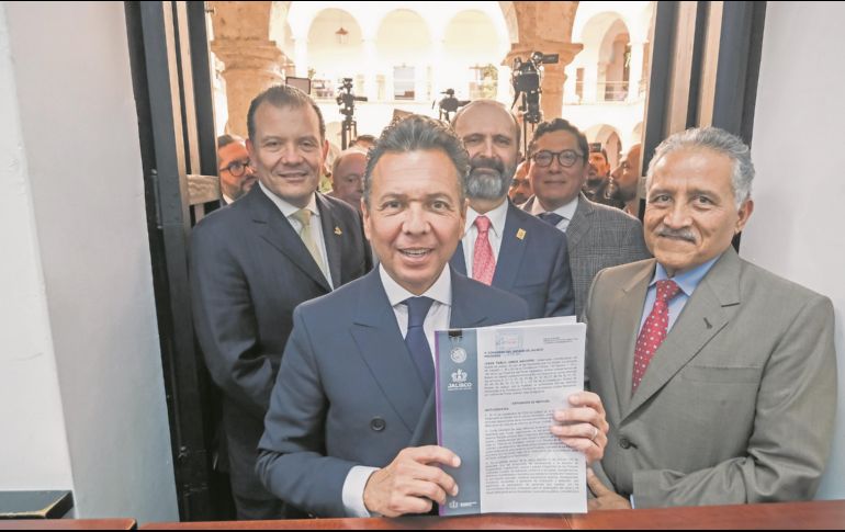 Aunque el Congreso tiene hasta el 14 de marzo para analizar y votar la propuesta de reforma judicial construida desde Jalisco y que presentó ayer el gobernador Pablo Lemus, ésta tiene el aval de empresarios, universidades y organizaciones civiles. Estuvo coordinada por el jurista Arturo Zamora (derecha). ESPECIAL