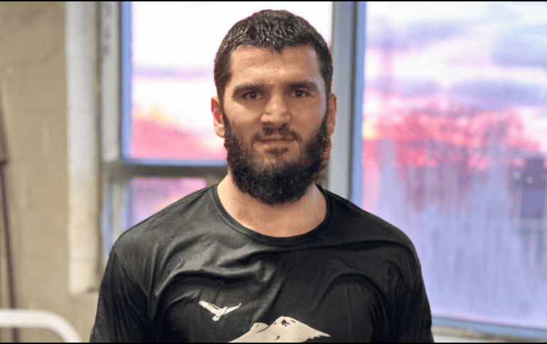 Artur Beterbiev durante su preparación para la pelea con Dmitry Bivol en Arabia Saudí. X / @ABeterbiev