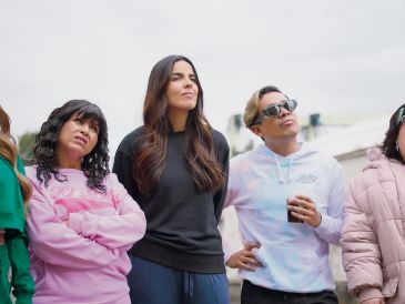 Giovanna Romo (de negro) protagoniza “Qué huevos, Sofía”, una historia sobre desafíos laborales, emprendimiento y lucha por los sueños. ESPECIAL