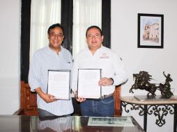 Salvador Cosío Gaona y Gustavo Salvador Robles Martínez, durante la firma de la Carta de Intención con el Gobierno Municipal de Autlán de Navarro. ESPECIAL