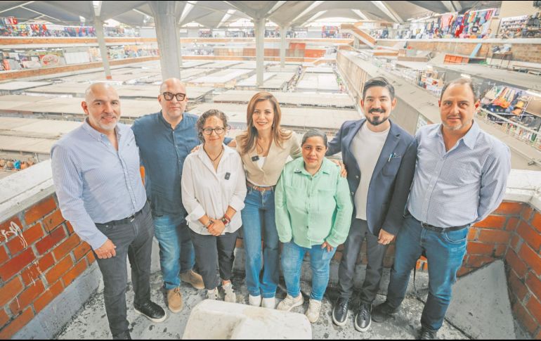 En compañía de la titular de Turismo, Michelle Fridman, Vero Delgadillo recorrió el mercado. ESPECIAL