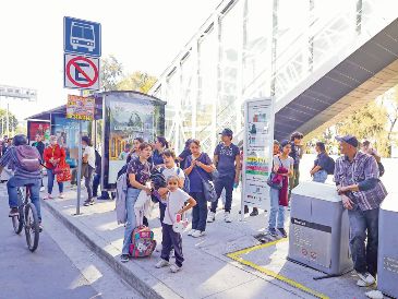Filas, caras de hastío y tiempos de espera prolongados son la constante ante la tardanza de las unidades del transporte público. Así lucía ayer la intersección de Patria y Ávila Camacho. EL INFORMADOR/H. Figueroa