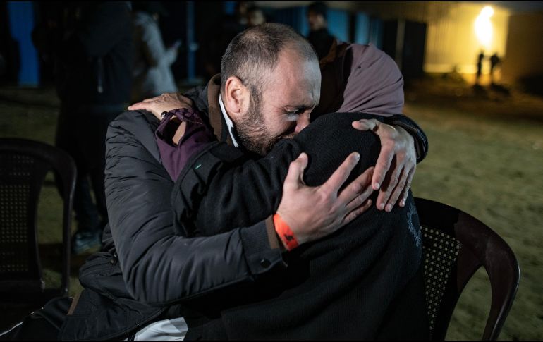 Un familiar recibe a un prisionero liberado de las cárceles israelíes, a su llegada al Hospital Europeo en Khan Yunis, en el sur de la Franja de Gaza. EFE/H. IMAD