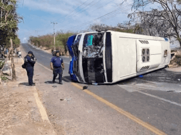 El impacto sucedió cuando el camión intentó dar una vuelta en U, obligando al tráiler a hacer una maniobra para tratar de evitar el choque. ESPECIAL
