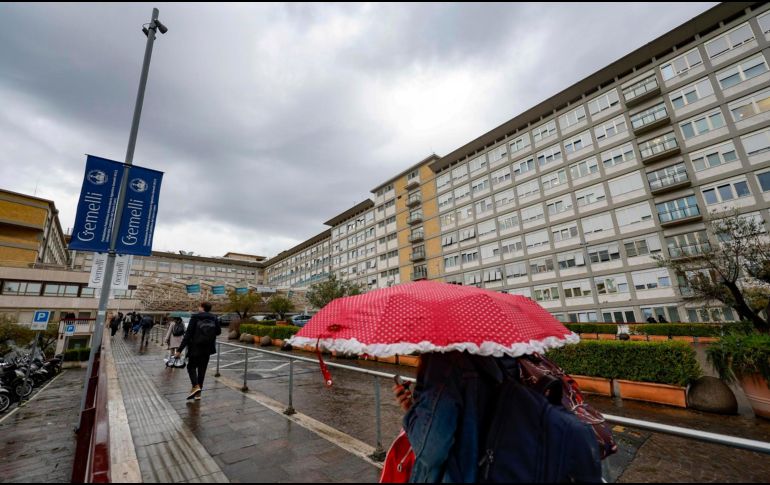 El pontífice, de 88 años, está hospitalizado desde el pasado 14 de febrero por una bronquitis con infección polimicrobiana a la que se sumó una neumonía bilateral. EFE / F. FRUSTACI