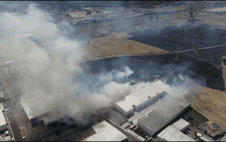 En el lugar trabajan 12 bomberos forestales de la Dirección de Manejo de Fuego, oficiales de Protección Civil y Bomberos de Zapopan, Brigada 249, Comisión Nacional Forestal y particulares. CORTESÍA