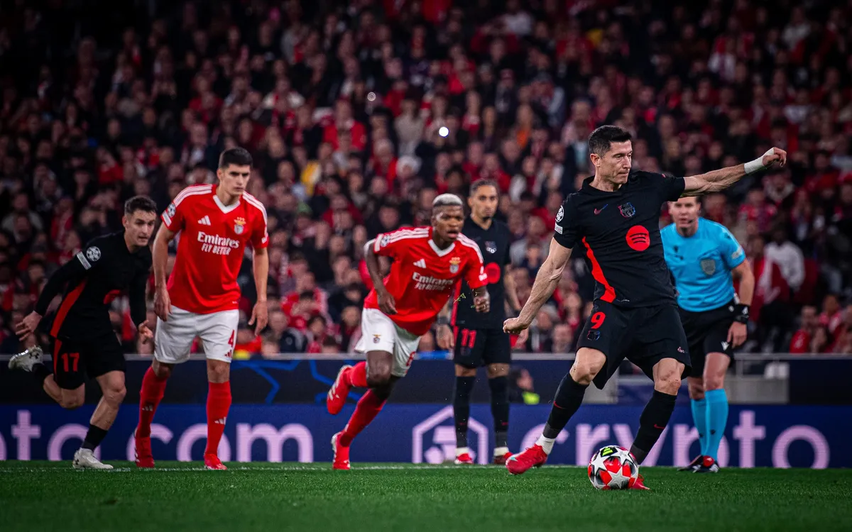Robert Lewandowski marcando el penal en el partido de primera fase/ FC Barcelona