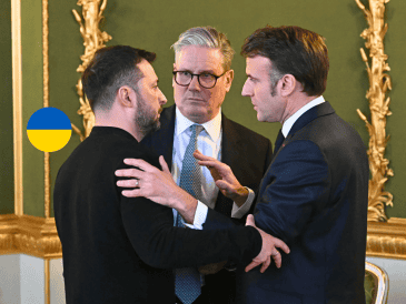 El presidente de Ucrania, Volodímir Zelenski, el primer ministro del Reino Unido, Keir Starmer, y el presidente de Francia, Emmanuel Macron, atienden una reunión trilateral. EFE/Archivo