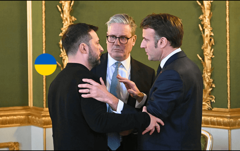 El presidente de Ucrania, Volodímir Zelenski, el primer ministro del Reino Unido, Keir Starmer, y el presidente de Francia, Emmanuel Macron, atienden una reunión trilateral. EFE/Archivo