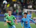 Pedro de la Vega, de los Sounders de Seattle, y Omar Campos, del Cruz Azul, disputan el balón. AP/L. Wasson