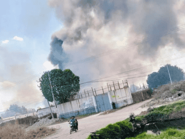 La columna de humo se pudo apreciar a varios kilómetros a la redonda. ESPECIAL