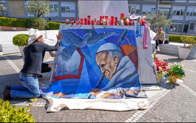 El pintor mexicano Roberto Márquez colocó un retrato del Papa Francisco afuera del Hospital Gemelli de Roma. AP