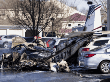 En el audio del control de tráfico aéreo, se escucha al piloto informar que la aeronave "tiene una puerta abierta, necesitamos regresar para aterrizar". AP / Logan Gehman / LNP / LancasterOnline