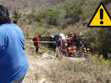 Rescatistas haciendo su labor de rescate. TWITTER