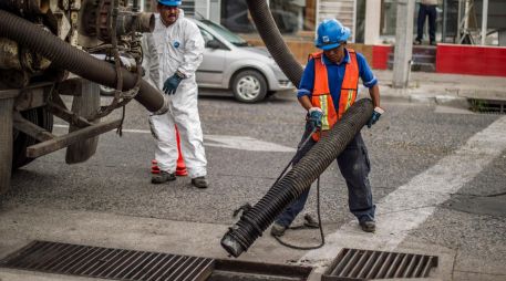 Más de 400 trabajadores del SIAPA trabajan en el programa de limpieza. EL INFORMADOR/Archivo