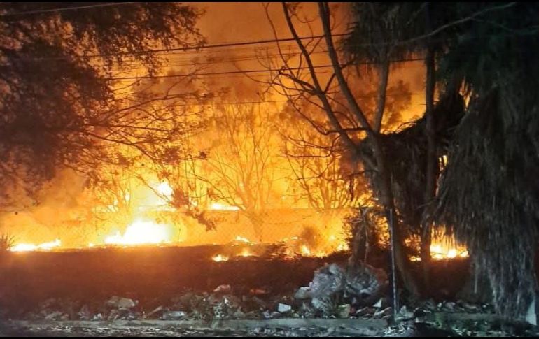 El siniestro comenzó en un terreno baldío ubicado a un costado, sin embargo, este se propagó velozmente a las instalaciones del restaurante. ESPECIAL
