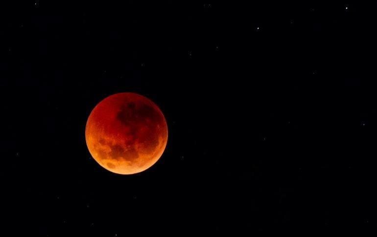 Luna de Sangre: Un eclipse que ocurre aproximadamente cada 2 años y medio. UNSPLASH / B. MCMAHON