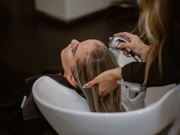 Canas: Cabellos que han perdido melanina. UNSPLASH / L. CASH