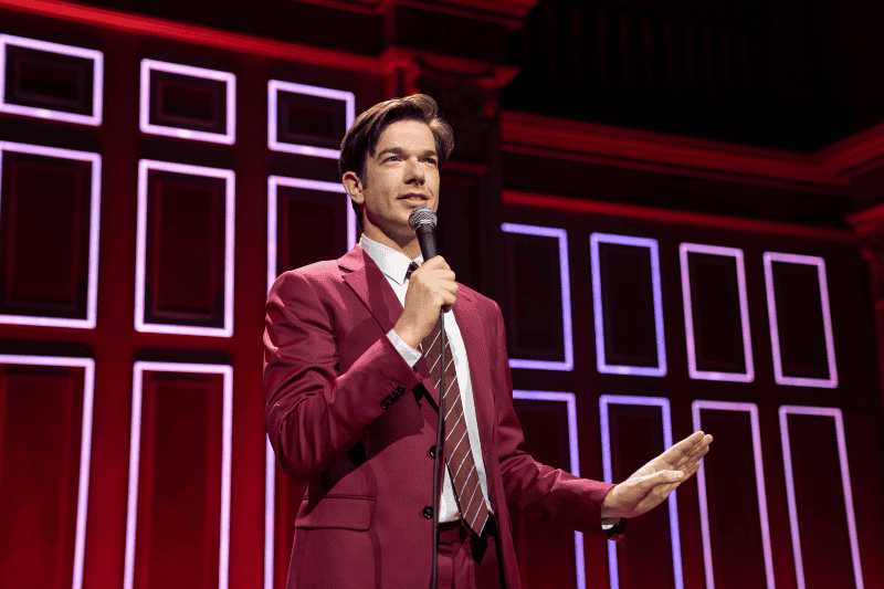 Estamos todos en vivo con John Mulaney. ESPECIAL/NETFLIX. 