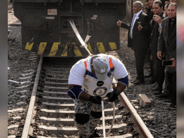 El luchador egipcio conocido como Kabonga jala de un tren en El Cairo, Egipto, el 13 de marzo del 2025. AP Photo / A. Nabil