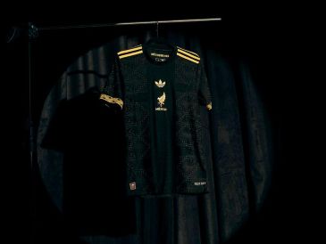 El diseño, elaborado por la marca alemana de las tres franjas, destaca por su combinación de tonos negros con detalles dorados, evocando la elegancia y el legado del cine mexicano. X/ @miseleccionmx.