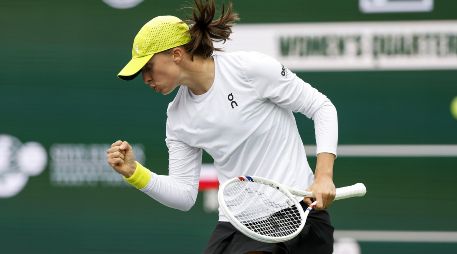 Iga Swiatek es la primera jugadora en clasificar por cuatro veces consecutivas a las semifinales del torneo. EFE/J. Mabanglo