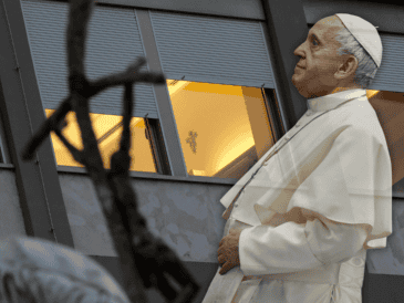 El Vaticano anunció el viernes que reducirá la frecuencia de los partes médicos, lo que calificó como un avance positivo en la salud del Papa Francisco. EFE / AFP / ARCHIVO