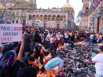 Con velas y zapatos, piden justicia por Teuchitlán
