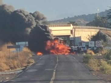 Al momento continúa el cierre total de la circulación en la carretera Maravatío – Zapotlanejo. ESPECIAL.