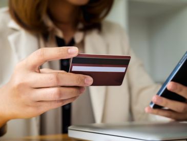 Recuerda asegurarte de que la entidad bancaria de la que eres cliente, ofrezca medidas de seguridad para proteger tus cuentas contra transacciones no autorizadas. CANVA/ ESPECIAL