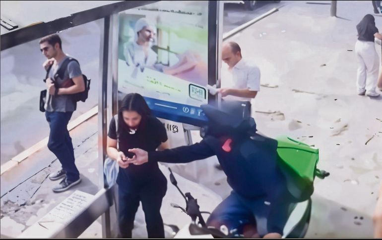 El delincuente pasa justo al lado de la víctima y lleva a cabo el atraco. ESPECIAL