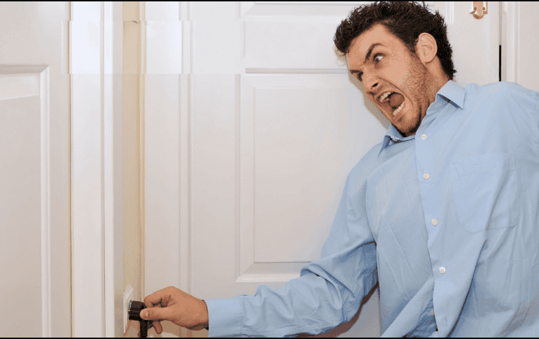 Las descargas eléctricas al tocar a otras personas o metales son un fenómeno común causado por la electricidad estática acumulada en el cuerpo. CANVA