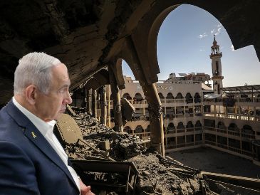 Una escuela que fungía de refugio entre los edificios dañados por el último bombardeo de Israel en la Franja de Gaza. EFE / EPA / MOHAMMED SABER