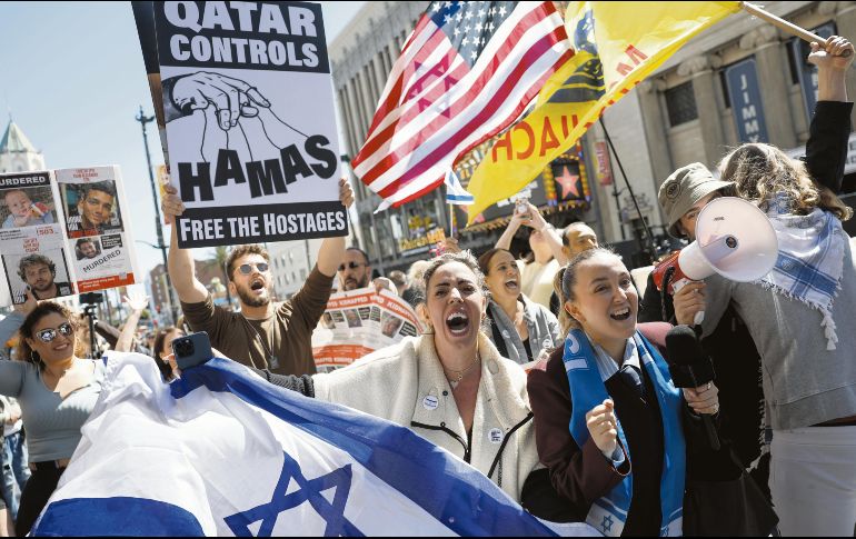 En todo el mundo se llevaron acabo manifestaciones a favor y en contra de los ataques en la  Franja de Gaza. En la imagen, propalestinos en Los Angeles exigen alto al fuego. EFE