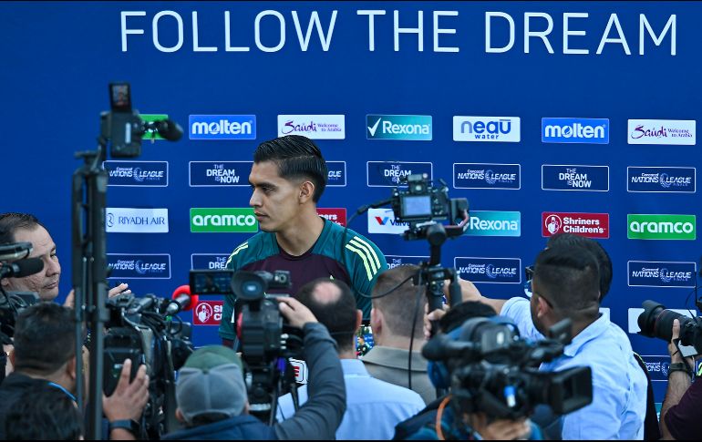 Raúl Rangel le deseó buena suerte al arquero del América en el duelo ante Canadá. IMAGO7.